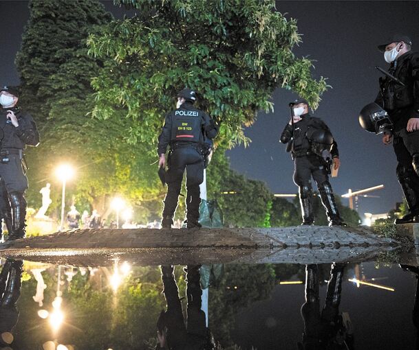 Nach dem Gewaltausbruch vor einer Woche verstärkte die Polizei am Wochenende ihre Präsenz in der Stuttgarter Innenstadt. Inzwischen wurden 37 Personen identifiziert, die an den Krawallen beteiligt gewesen sein sollen, 13 von ihnen sitzen in Untersuch