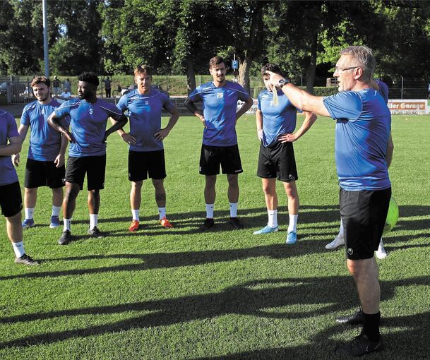 Trainingsauftakt beim SGV Freiberg: Trainer Milorad Pilipovic (rechts) versammelt seine Spieler um sich.Foto: Baumann