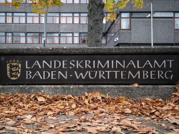 Ein Schild weist auf das Landeskriminalamt Baden-Württemberg hin