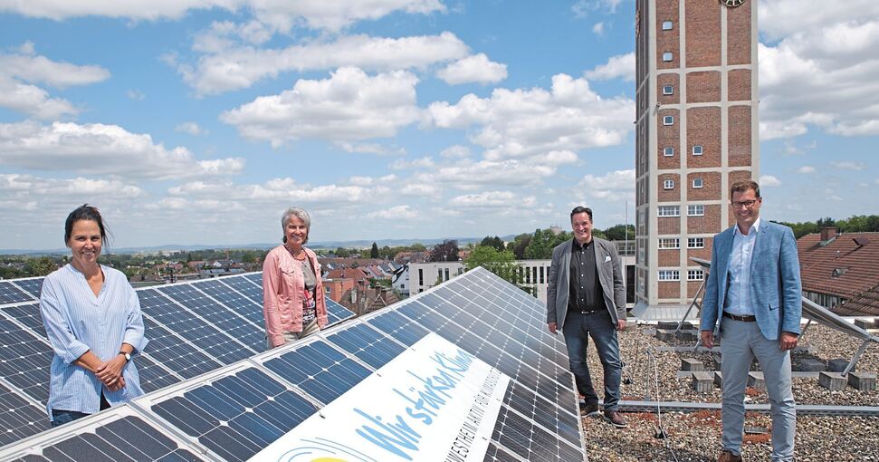 Strom auf dem Dach: (von links) Cordula Wohnhas, Ursula Keck, Christian Schneider und Daniel Güthler. Foto: privat