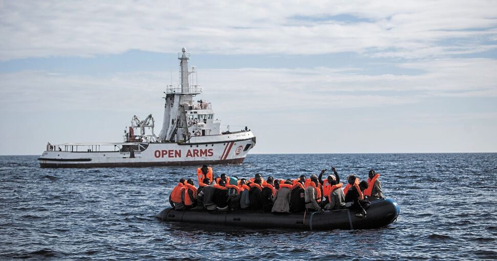 Flüchtlinge auf einem Schlauchboot im Mittelmeer: Um die Seenotrettung und den Beitritt Ludwigsburgs zum Städtenetzwerk Sicherer Hafen ging es bei der jüngsten Sitzung des Jugendgemeinderats. Foto: Javier Fergo/dpa