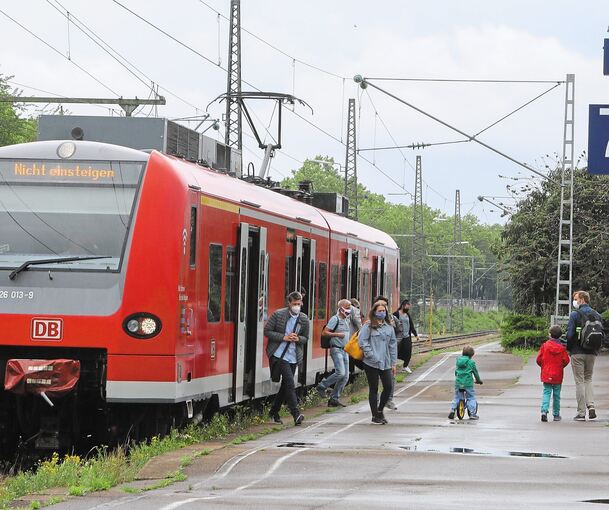 Eine Schusterbahn steht im Kornwestheimer Personenbahnhof: An ihre Stelle soll nun eine Express-S-Bahn treten, die aber nur noch im Rangierbahnhof hält. Foto: Ramona Theiss