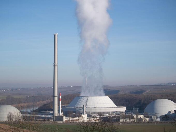 Dampf kommt aus dem Kühlturm des Kernkraftwerks Neckarwestheim