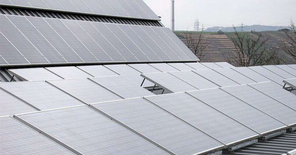 Die Kirchheimer Photovoltaikanlage auf dem Dach der Sporthalle liefert seit Jahren Strom. Ist sie nun in Gefahr?Foto: „Sonne aufs Dach“