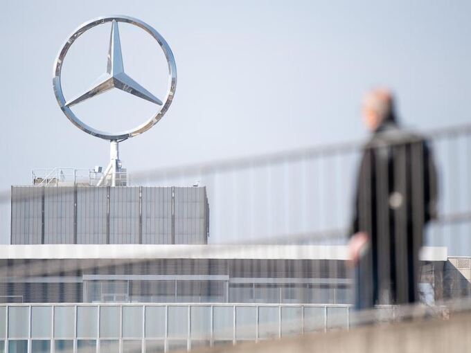 Ein Mitarbeiter von Daimler geht zum Schichtwechsel