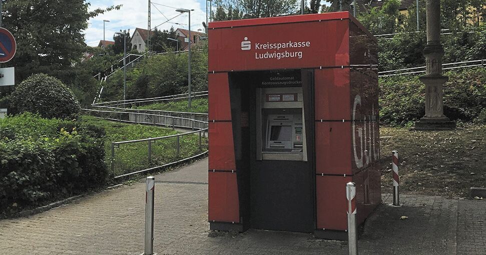 Der Cashpoint mit einem Geldautomaten bei der Benninger S-Bahnhaltestelle wird abgebaut: Bürgermeister Klaus Warthon hätte ihn noch gerne behalten. Foto: LKZ