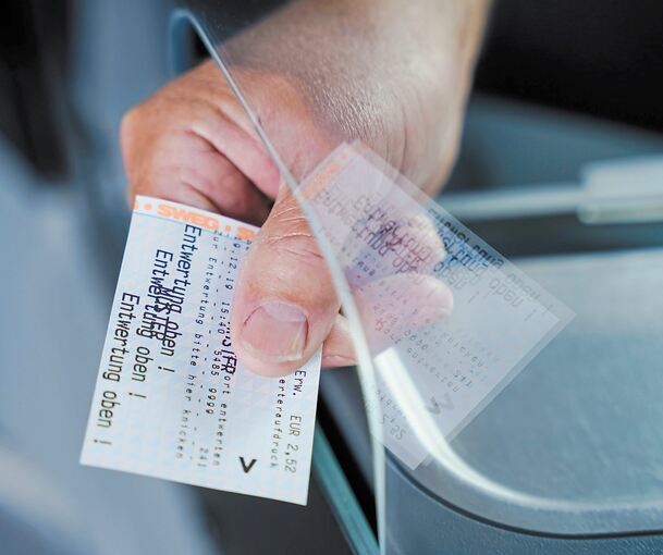 Dank Trennscheibe kann der Fahrer wieder Tickets verkaufen. Foto: dpa