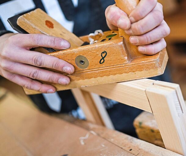 Eine von vielen beruflichen Möglichkeiten: Ein Auszubildender im Schreinerhandwerk arbeitet an einem Werkstück. Foto: Felix Kästle/dpa