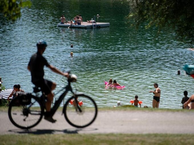 Besucher baden im Breitenauer See