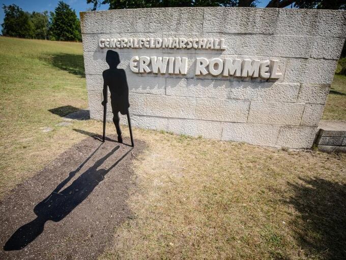 Neuer Skulptur am Erwin-Rommel-Denkmal