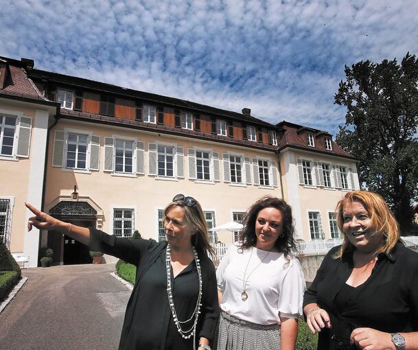 Silke Reichmann (links) und Olga Frank vor dem Freudentaler Schloss. Foto: Alfred Drossel