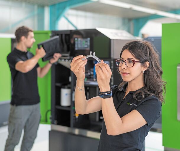 Mitarbeiter des Trumpf-Start-ups One Click Metal in Tamm stellen günstige Metall-3D-Drucker her. Die ersten Geräte werden demnächst an die Kunden ausgeliefert. Foto: Martin Stollberg/Trumpf