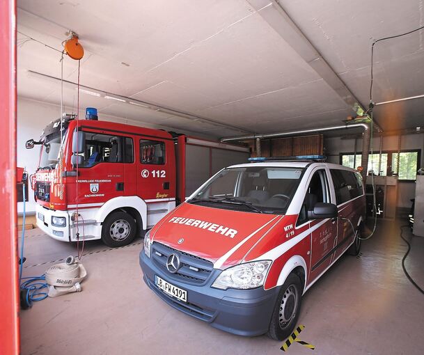 Zwei Fahrzeuge der Abteilung stehen im Ochsenbacher Feuerwehrhaus.Foto: Alfred Drossel