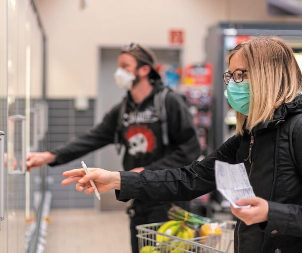Supermarkt-Mitarbeiter könne Kunden, die keine Maske tragen wollen, Hausverbot erteilen.Foto: Robert Michael/dpa
