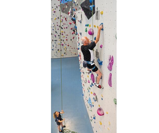 Beim Klettern führt ein Partner das Sicherungsseil. Fotos: Holm Wolschendorf