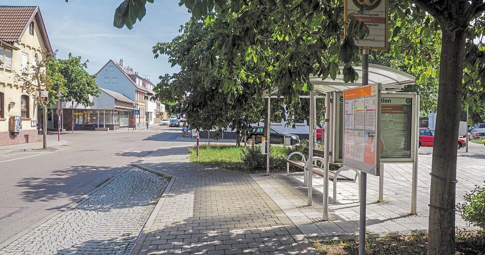 Wenigstens das Regendach ist in diesem Fall schon da: Auch die Bushaltestelle am Wilhelmsplatz soll barrierefrei werden. Foto: Holm Wolschendorf