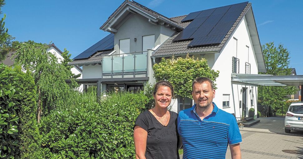 Solveigh und Andreas Dürr in Löchgau vor ihrem Haus, auf dessen Dach eine Photovoltaikanlage Strom erzeugt. Auf dem rechten Foto ist vorn die PV-Anlage auf dem Flachdach des Ehepaars in Remseck-Hochberg zu sehen. Im Hintergrund (schräg stehend) ist d