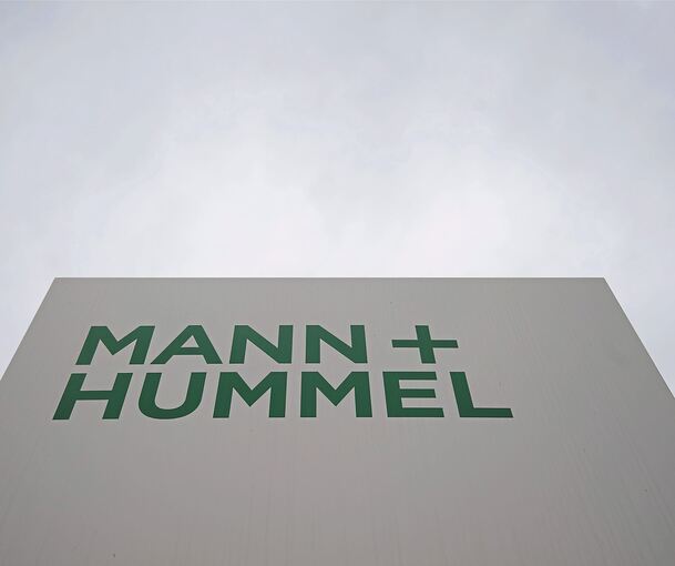 ARCHIV - 07.02.2019, Baden-Württemberg, Ludwigsburg: Ein Schild weist auf die Unternehmenszentrale des Filterspezialisten Mann+Hummel hin. (zu dpa: „Mann+Hummel macht Produktion am Stammsitz Ludwigsburg dicht“) Foto: Marijan Murat/dpa +++ dpa-Bildfun