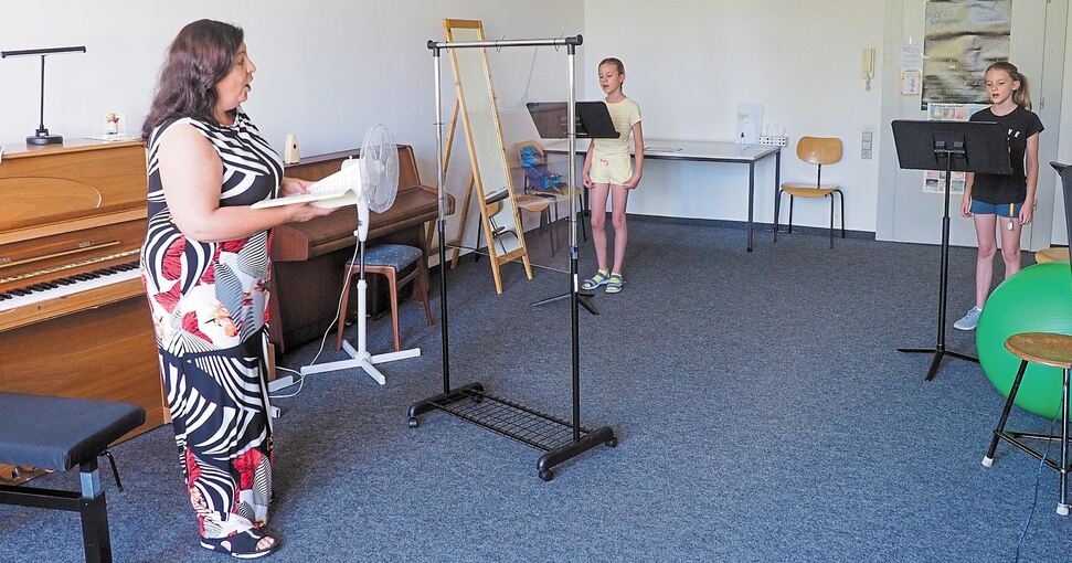 Können wieder gemeinsam proben: Die Schülerinnen Hannah und Theresa mit Susanne Vogelmann. Foto: Holm Wolschendorf