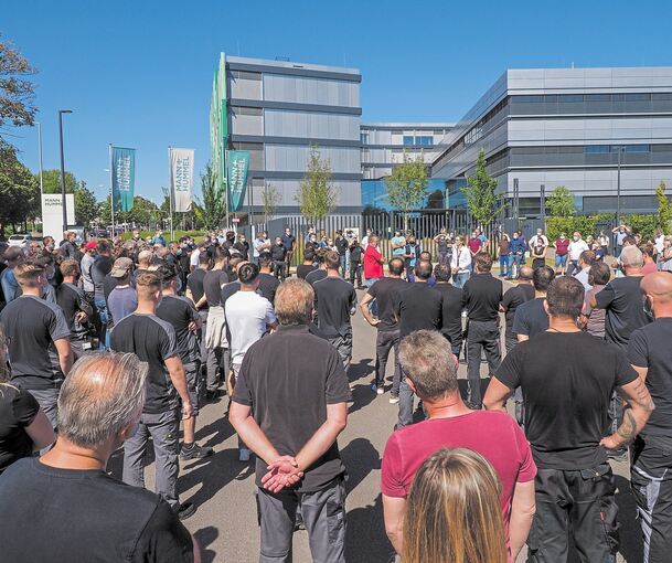 Mit einer spontanen Schweigeminute protestierten gestern Mitarbeiter der Produktion von Mann+Hummel gegen die Schließung des Werks in Ludwigsburg. Foto: Holm Wolschendorf
