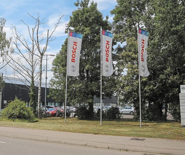 Bosch-Flaggen am Bietigheimer Werk: Dort soll die Produktion stillgelegt werden.Foto: Ramona Theiss