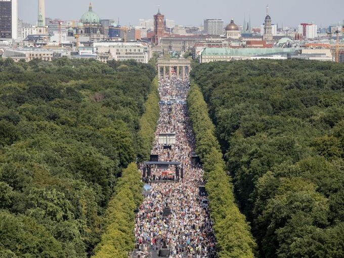 Demonstration gegen Corona-Maßnahmen in Berlin Demonstration gegen Corona-Maßnahmen in Berlin