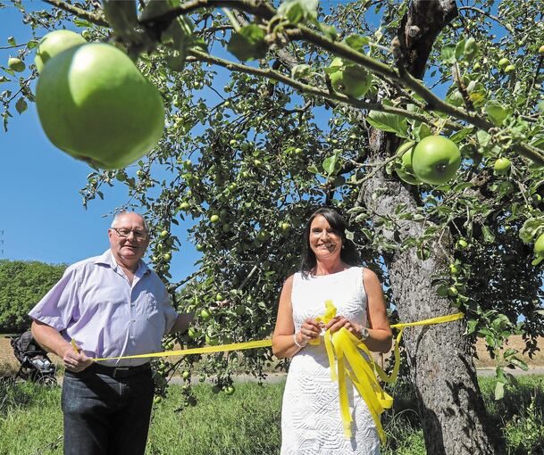 Legen das erste Band auf einer Streuobstwiese an: die Erste Beigeordnete Heike Eckert-Maier und OGWV-Vorsitzender Walter Zeyhle. Foto: Ramona Theiss