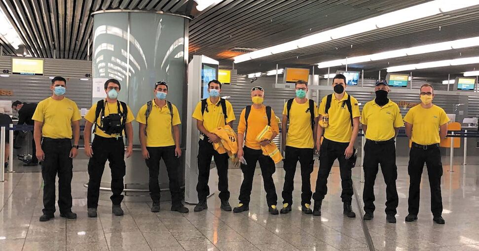 Das Team von „@fire“ vor dem Abflug in Frankfurt. Der Marbacher Nico Scheich ist der Vierte von links.Foto: privat