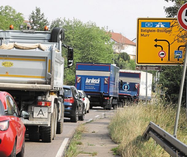 Den Stau an der Bergkelterkreuzung in Richtung Autobahn sind viele gewohnt, neu ist, dass man von Steinheim her kommend auf der Linksabbiegespur nach Marbach steht.Fotos: Ramona Theiss