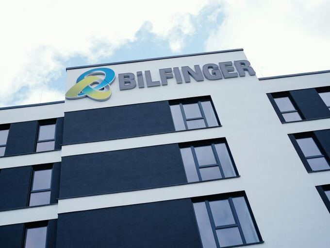 Das Logo von Bilfinger ist auf einem Gebäude zu sehen