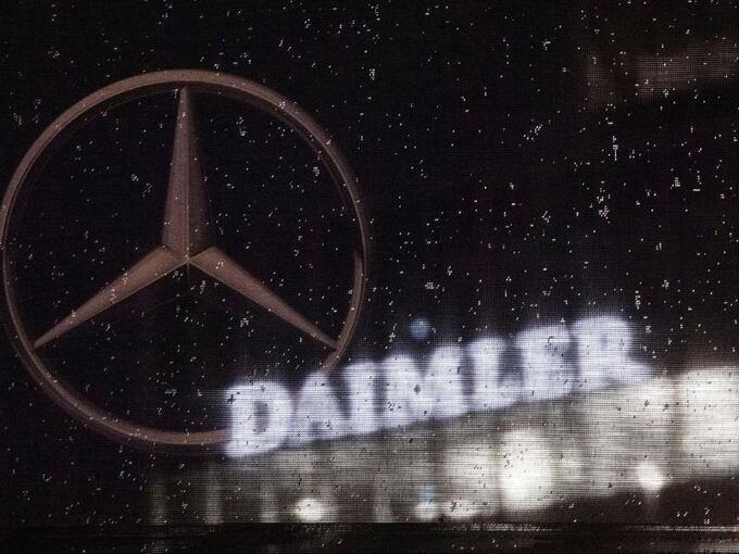 Daimlerlogo und Mercedesstern