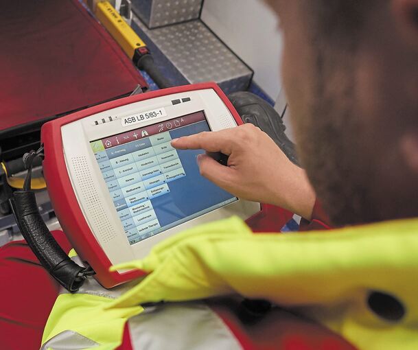 Mit Hilfe eines Tablet-PCs können Daten am Einsatzort direkt vom Rettungswagen an die Klinik geschickt werden.Foto: Arbeiter-Samariter-Bund Baden-Württemberg
