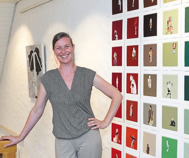 Cindy Velz mit ihrer hundertteiligen Serie „Farbmuster“, unten ein Werk mit Abklatschtechnik, ebenfalls auf Musterstoffen. Fotos: Andreas Becker