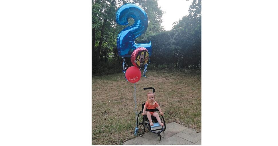 Mit seinem Rollstuhl ist Michael mobil und kann sich selbst fortbewegen. Wie das geht, hat der Zweijährige schnell kapiert. Foto: privat