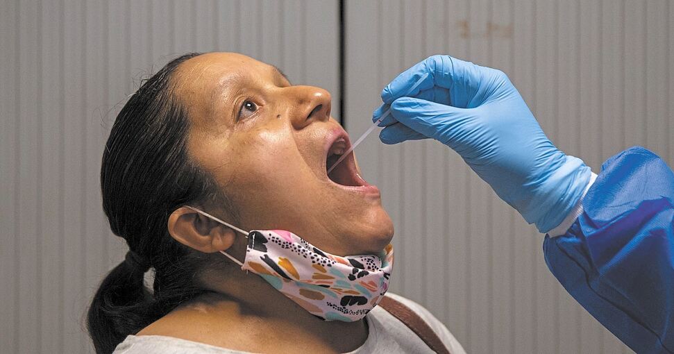 Mit einem Rachenabstrich wird getestet, ob der Patient an Corona erkrankt ist. Foto: Andrea Comas/dpa