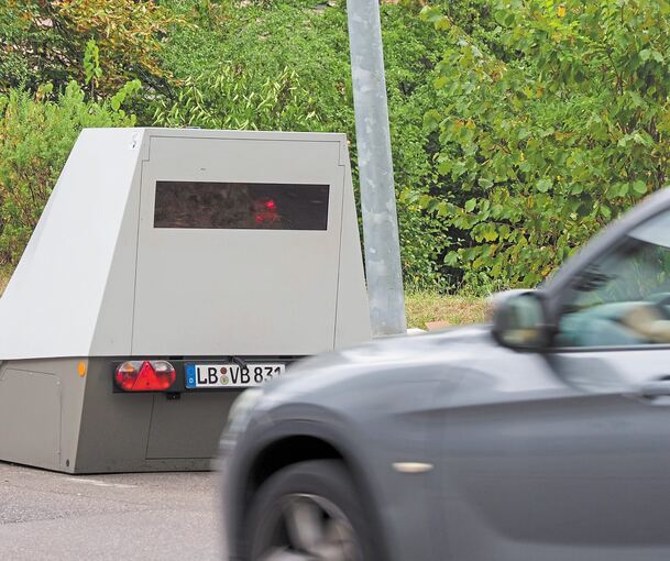 Wenn man sie sieht, ist es oft schon zu spät: Tausende Autofahrer haben in den vergangenen sechs Monaten Bekanntschaft mit diesen futuristischen Blitzerwagen gemacht. Diesen hier haben wir in der Eglosheimer Hirschbergstraße gesehen. Foto: Holm Wolsc