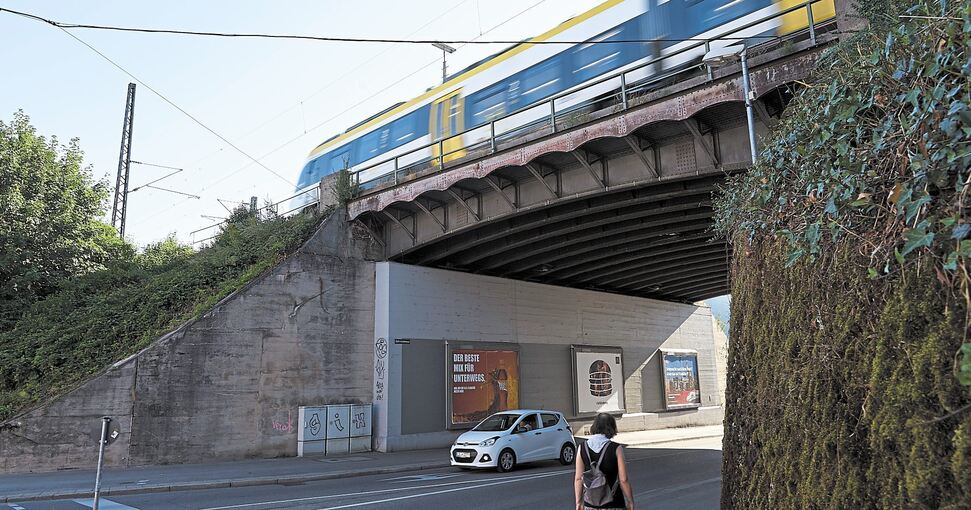 Mehr als 100 Jahre lang hat die Bahnbrücke (fotografiert von der Bahnhofstraße aus) ihren Dienst getan. Im nächsten Jahr wird sie abgerissen und durch einen Neubau ersetzt.Foto: Andreas Becker