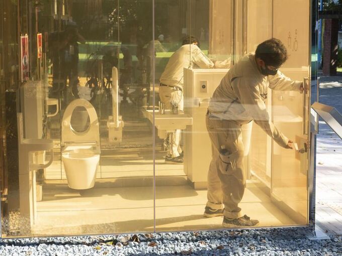 Transparente Toiletten in Tokio
