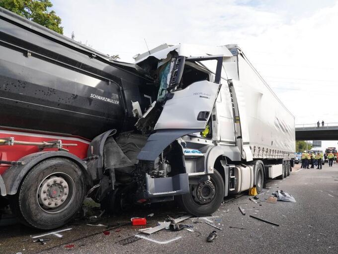 Zwei Lastwagen stehen nach einem Unfall auf der Autobahn 81