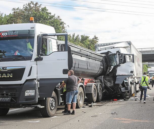 Weil vor der Anschlussstelle Ludwigsburg-Nord drei Lkw aufeinanderprallten, wurde die A 81 gesperrt. Lange Staus waren die Folge. Foto: Ramona Theiss