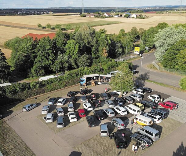 Der zweite Autogottesdienst unter dem Namen „Drive in“ hat nun in Erligheim stattgefunden. Bei dem Lobpreisgottesdienst auf der Lkw-Bühne auf dem Amann-Parkplatz gab es viel Musik zu hören. Zu Beginn haben die Insassen der rund 50 Autos mit Lichthupe