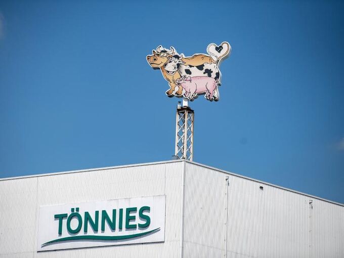 Auf dem Dach eines Gebäudes steht das Logo der Firma Tönnies