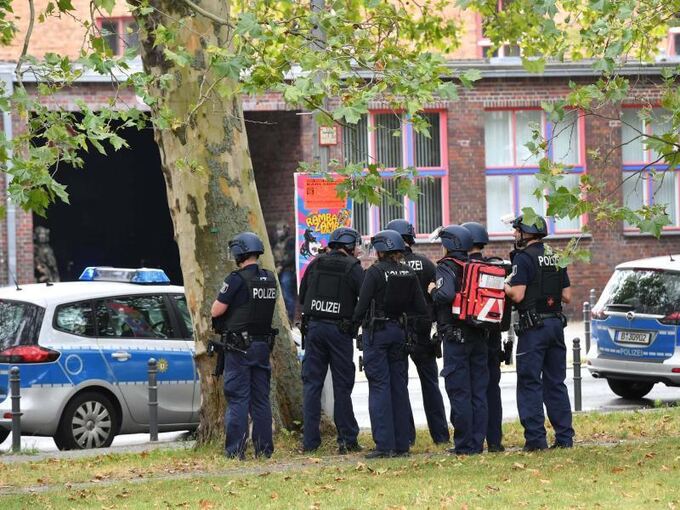 Polizei vor Berliner Schule