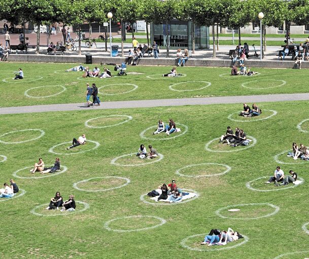 Idylle zu Coronazeiten? In diesem Park in Düsseldorf klappt es mit dem Abstandhalten. Archivfoto:dpa