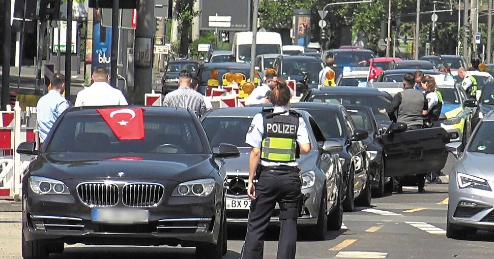 Juni 2019, Köln: Fahrzeuge eines türkischen Hochzeitskorsos werden von der Polizei gestoppt. Archivfoto: dpa