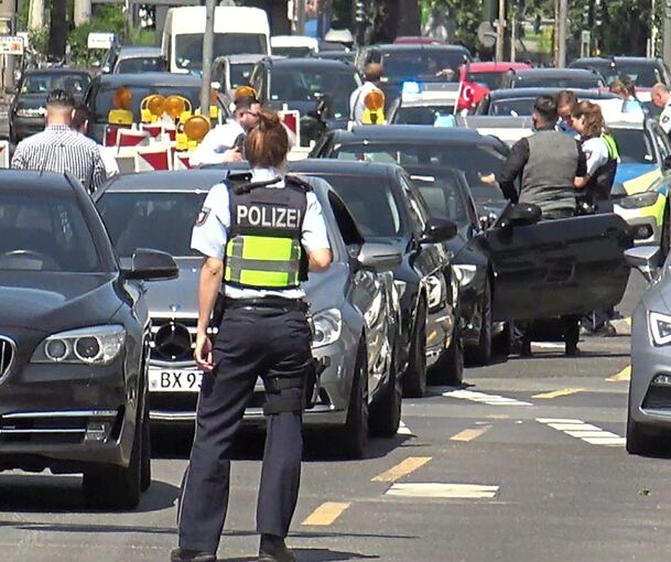 Die Polizei hat die Autofahrer des Hochzeitskorsos in Ludwigsburg einer Kontrolle unterzogen.