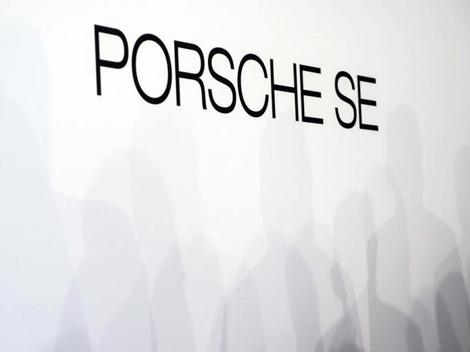 Der Schriftzug der Porsche SE ist auf einer Wand zu sehen
