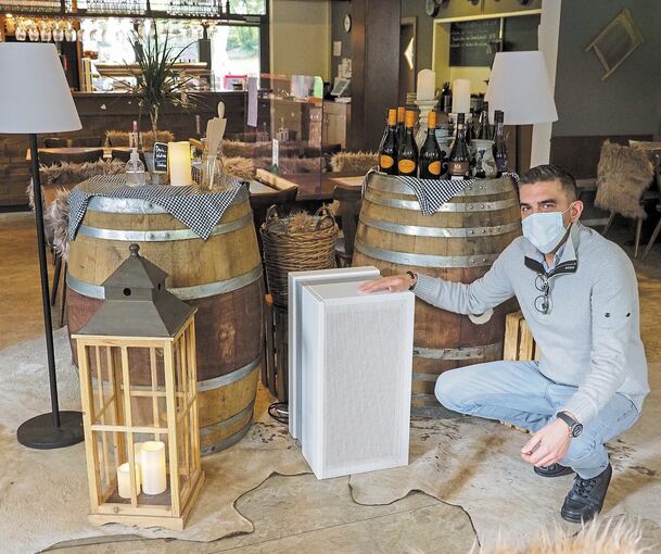 Für saubere Luft ohne dauerhaftes Lüften in seinem Lokal Zum Badgarten hat sich Nenad Sredan einen Luftreiniger angeschafft.Foto: Holm Wolschendorf