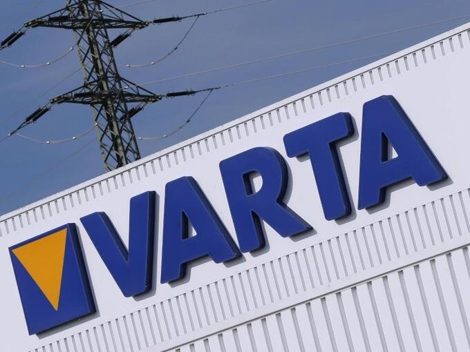 Das Firmenlogo und der Schriftzug «Varta» stehen am Firmengebäude