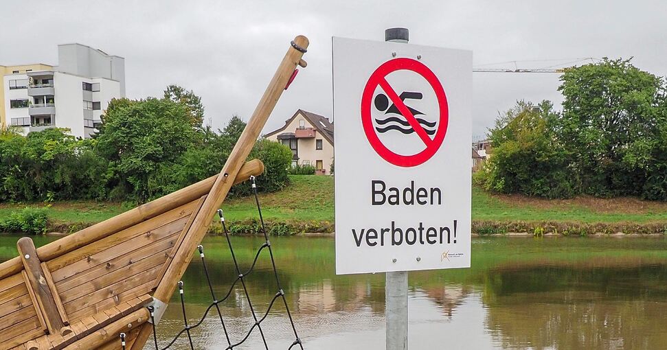 Im Bereich des Neckarstrands stehen seit August zahlreiche Badeverbotsschilder. Archivfoto: Holm Wolschendorf